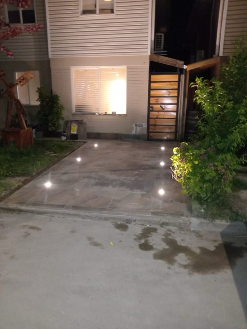 Acceso y estacionamiento exterior residencial